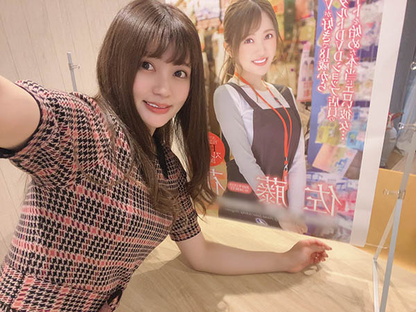 秋叶原最美店员、老牌片商Max-a明年的希望、佐藤花兼差吃棒棒! …-1 秋叶原最美店员、老牌片商Max-a明年的希望、佐藤花兼差吃棒棒! …