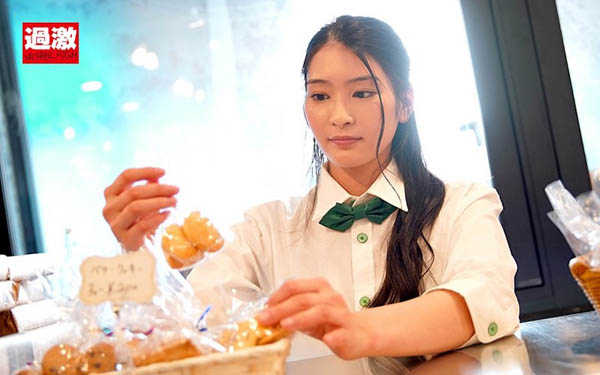 到哪打工都被X!「本庄铃」店内脱衣狂撩小鲜肉,每间店经理都想上她…-2 到哪打工都被X!「本庄铃」店内脱衣狂撩小鲜肉,每间店经理都想上她…