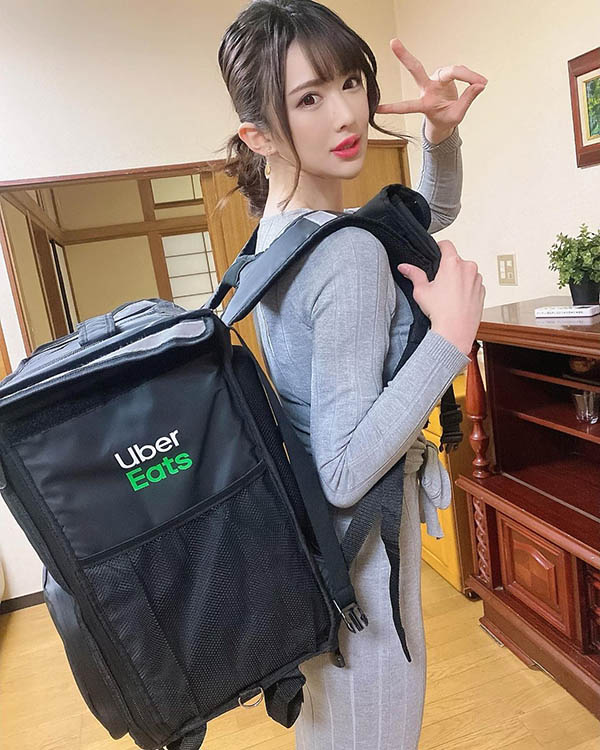 H奶现役女优「辻井ほのか」兼任Uber外送员!挺两颗豪乳徒步送餐,让人好想加点奶球!-2 H奶现役女优「辻井ほのか」兼任Uber外送员!挺两颗豪乳徒步送餐,让人好想加点奶球!